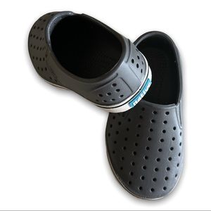 Native slip on toddler boy shoes. Size 7. Grey